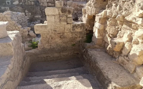 L’un des mikvehs datant de l’époque du Second Temple, mis au jour au sud du mont du Temple, à Jérusalem, le 16 septembre 2026. (Crédit : Zev Stub/Times of Israel)