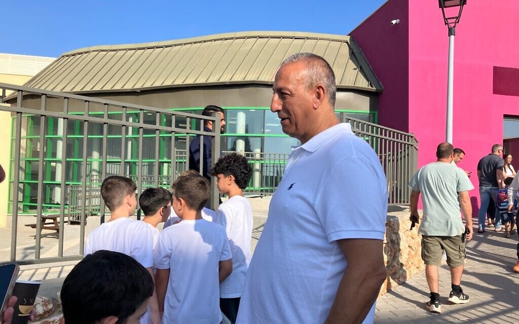 Le maire de Metula, David Azoulay, accueillant les élèves de l’école primaire Hanadiv le 1ᵉʳ septembre 2026. (Crédit : Diana Bletter/Times of Israel)