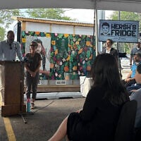 Jon et Rachel Goldberg-Polin prennent la parole lors de la cérémonie d'inauguration d'un complexe de réfrigérateurs communautaires dédié à la mémoire de leur fils Hersh, à Skokie, dans l'Illinois, le 2 septembre 2026. (Crédit : Times of Israel)