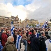 Des milliers de manifestants pro-israéliens se rassemblent sur la place Dam à Amsterdam, le 17 septembre 2026. (Crédit : X, utilisé conformément à l'article 27a de la loi sur le droit d'auteur)