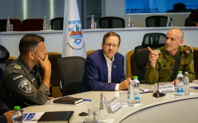 Le président Isaac Herzog en visite au quartier général de la division Judée-Samarie de Tsahal, en Cisjordanie, le 30 septembre 2026. (Crédit : Shalev Shalom)