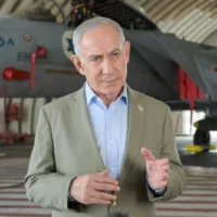 Le Premier ministre Benjamin Netanyahu à la base aérienne de Tel Nof, sur une photo diffusée le 29 septembre 2026. (Crédit : Maayan Toaf/GPO)