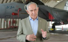 Le Premier ministre Benjamin Netanyahu à la base aérienne de Tel Nof, sur une photo diffusée le 29 septembre 2026. (Crédit : Maayan Toaf/GPO)