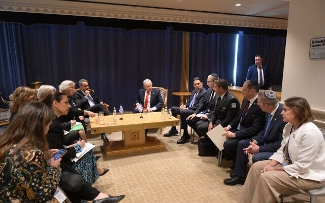 Le Premier ministre Benjamin Netanyahu rencontre son homologue grec, Kyriakos Mitsotakis, en marge de l'Assemblée générale des Nations unies, le 24 septembre 2026. (Crédit : Avi Ohayon/GPO)