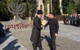 Le président ukrainien Volodymyr Zelensky (à droite) assistant à une cérémonie marquant l'anniversaire du massacre de Babyn Yar, en Ukraine, le 29 septembre 2026. (Crédit : Fédération des communautés juives d'Ukraine)