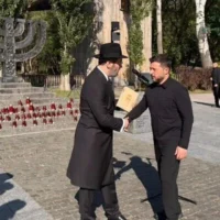 Le président ukrainien Volodymyr Zelensky (à droite) assistant à une cérémonie marquant l'anniversaire du massacre de Babyn Yar, en Ukraine, le 29 septembre 2026. (Crédit : Fédération des communautés juives d'Ukraine)