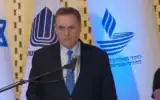 Le ministre de la Défense, Israel Katz, s'exprimant lors d'une cérémonie commémorative annuelle en hommage aux soldats tombés au combat pendant la Guerre de Kippour de 1973, au mont Herzl, à Jérusalem, le 22 septembre 2026. (Crédit : Ministère de la Défense)