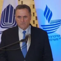 Le ministre de la Défense, Israel Katz, s'exprimant lors d'une cérémonie commémorative annuelle en hommage aux soldats tombés au combat pendant la Guerre de Kippour de 1973, au mont Herzl, à Jérusalem, le 22 septembre 2026. (Crédit : Ministère de la Défense)