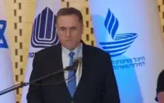 Le ministre de la Défense, Israel Katz, s'exprimant lors d'une cérémonie commémorative annuelle en hommage aux soldats tombés au combat pendant la Guerre de Kippour de 1973, au mont Herzl, à Jérusalem, le 22 septembre 2026. (Crédit : Ministère de la Défense)