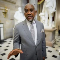 Le député américain Gregory Meeks s’adresse aux journalistes au Capitole, à Washington, le 21 mai 2026. (Crédit : Andrew Harnik/Getty Images/JTA)