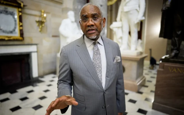 Le député américain Gregory Meeks s’adresse aux journalistes au Capitole, à Washington, le 21 mai 2026. (Crédit : Andrew Harnik/Getty Images/JTA)