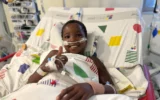 Miracle Nkanda se remettant de son opération à l’hôpital pédiatrique Sylvan Adams du centre hospitalier Wolfson à Holon, sur une photo non datée. (Crédit :  Save a Child’s Heart)