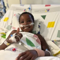 Miracle Nkanda se remettant de son opération à l’hôpital pédiatrique Sylvan Adams du centre hospitalier Wolfson à Holon, sur une photo non datée. (Crédit :  Save a Child’s Heart)