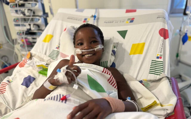Miracle Nkanda se remettant de son opération à l’hôpital pédiatrique Sylvan Adams du centre hospitalier Wolfson à Holon, sur une photo non datée. (Crédit : Save a Child’s Heart) Miracle Nkanda se remettant de son opération à l’hôpital pédiatrique Sylvan Adams du centre hospitalier Wolfson à Holon, sur une photo non datée. (Crédit : Save a Child’s Heart)