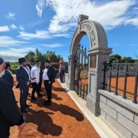 Des rabbins de Habad posant devant le nouveau cimetière juif de Taïwan, le 31 août 2026 (Crédit: Habad)