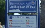 Le panneau d'entrée de la ville d'Antibes Juan-les-Pins (Crédit : Floflo, Wikimedia Commons, CC BY-SA 2.5)