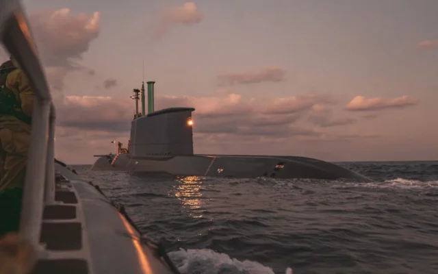 Le sous-marin INS Drakon de la marine israélienne navigue en mer Méditerranée, tôt le 24 septembre 2026. (Crédit : Armée israélienne)