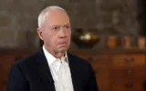 L’ancien ministre de la Défense, Yoav Gallant, s’entretenant avec Yonit Levi et Amit Segal de la chaîne N12 lors d’une interview diffusée le 6 février 2025. (Crédit : Capture d’écran/N12)