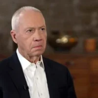 L’ancien ministre de la Défense, Yoav Gallant, s’entretenant avec Yonit Levi et Amit Segal de la chaîne N12 lors d’une interview diffusée le 6 février 2025. (Crédit : Capture d’écran/N12)