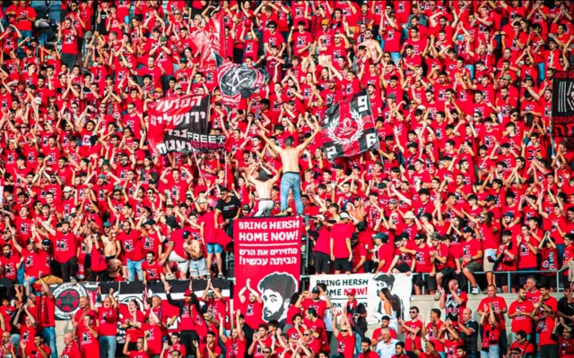 Extrait de la page Facebook officielle du club de football Hapoel Jérusalem, qui avait annoncé; le 15 mai 2025; qu’il célébrerait le centenaire de sa fondation avec un nouveau logo représentant Hersh Goldberg-Polin, un supporter et otage du Hamas assassiné pendant sa captivité. (Autorisation)