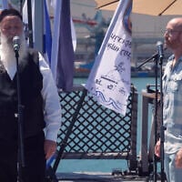Shuli Rand (à gauche) et le rappeur Jimbo J interprétant en duo leurs tubes à l'approche de Rosh HaShana, en août 2026. (Crédit : Capture d'écran/YouTube)