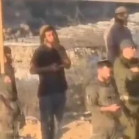 Des soldats de Tsahal ont été filmés en train de prier avec des résidents d’implantations dans un avant-poste illégal établi pour assiéger les Palestiniens du village de Qusra, le 10 août 2026. (Crédit : Capture d’écran/X ; utilisée conformément à la clause 27a de la loi sur le droit d’auteur)