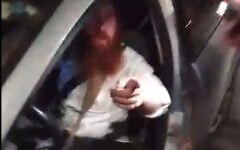 Un Israélien est remis aux troupes israéliennes par les forces de sécurité de l’Autorité palestinienne, à Beitunia, le 23 août 2026. (Crédit : Capture d’écran/X/@Saher_News_24_7)