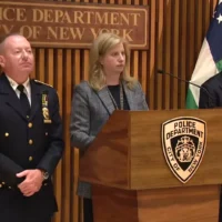 Le maire de New York, Zohran Mamdani (à droite), et la commissaire de la police de New York, Jessica Tisch (au centre), tiennent une conférence de presse sur la sécurité à l’approche des fêtes du Nouvel An juif, à New York, le 9 septembre 2026. (Crédit : Capture d’écran/Fox News)