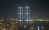 Des drones recréent les tours jumelles au-dessus du port de New York le 9 septembre 2026, à la veille du 25e anniversaire des attentats terroristes du 11 septembre. (Capture d’écran : X)