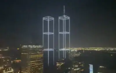 Des drones recréent les tours jumelles au-dessus du port de New York le 9 septembre 2026, à la veille du 25e anniversaire des attentats terroristes du 11 septembre. (Capture d’écran : X)