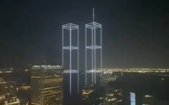 Des drones recréent les tours jumelles au-dessus du port de New York le 9 septembre 2026, à la veille du 25e anniversaire des attentats terroristes du 11 septembre. (Capture d’écran : X) Des drones recréent les tours jumelles au-dessus du port de New York le 9 septembre 2026, à la veille du 25e anniversaire des attentats terroristes du 11 septembre. (Capture d’écran : X)