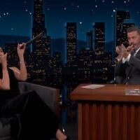 Gal Gadot et Jimmy Kimmel ont soufflé dans des shofars lors de l'émission de fin de soirée de ce dernier, le 10 septembre 2026. (Crédit : Capture d'écran/X)