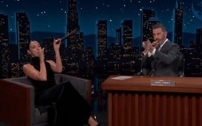 Gal Gadot et Jimmy Kimmel ont soufflé dans des shofars lors de l'émission de fin de soirée de ce dernier, le 10 septembre 2026. (Crédit : Capture d'écran/X) Gal Gadot et Jimmy Kimmel ont soufflé dans des shofars lors de l'émission de fin de soirée de ce dernier, le 10 septembre 2026. (Crédit : Capture d'écran/X)