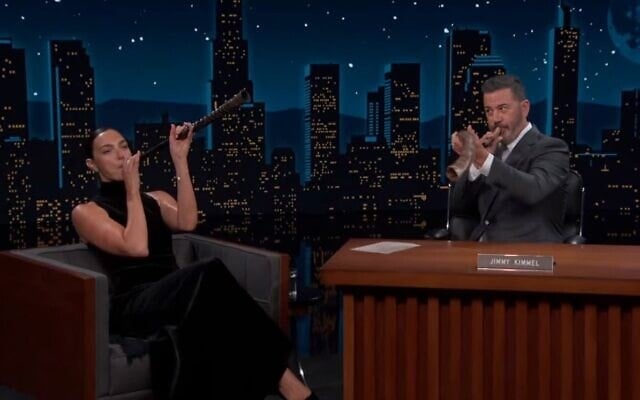 Gal Gadot et Jimmy Kimmel ont soufflé dans des shofars lors de l'émission de fin de soirée de ce dernier, le 10 septembre 2026. (Crédit : Capture d'écran/X)