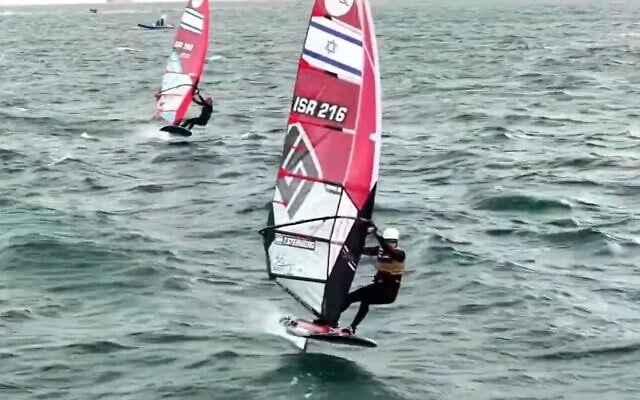 L'Israélienne Tamar Steinberg, avec derrière elle l'Israélienne Sharon Kantor, dans les derniers instants des Championnats du monde de planche à voile iQFOiL en Angleterre, le 12 septembre 2026. (Crédit : Capture d'écran de la vidéo)