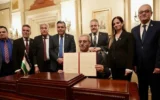 Ali Shaath, commissaire en chef du Comité national pour l'administration de Gaza (NCAG), présentant la déclaration de mission du NCAG, entouré de membres du comité, le 17 janvier 2026. (Crédit : Ali Shaath/X)