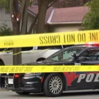 Des policiers canadiens sur les lieux d’une fusillade près de la synagogue Sons of Jacob à Belleville, en Ontario, le 21 septembre 2026. (Crédit : Capture d'écran/CBC)