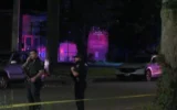 Des policiers canadiens sur les lieux d'une fusillade près de la synagogue « Sons of Jacob », à Belleville, en Ontario, le 20 septembre 2026. (Crédit : Capture d'écran/CBC)