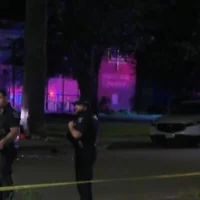 Des policiers canadiens sur les lieux d'une fusillade près de la synagogue « Sons of Jacob », à Belleville, en Ontario, le 20 septembre 2026. (Crédit : Capture d'écran/CBC)