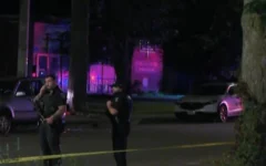 Des policiers canadiens sur les lieux d'une fusillade près de la synagogue « Sons of Jacob », à Belleville, en Ontario, le 20 septembre 2026. (Crédit : Capture d'écran/CBC)