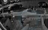 Capture d’écran d’une vidéo de surveillance montrant l’homme armé d’un couteau poursuivant un homme juif à Crown Heights, à Brooklyn. (Crédit : Capture d’écran/X)