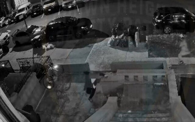 Capture d’écran d’une vidéo de surveillance montrant l’homme armé d’un couteau poursuivant un homme juif à Crown Heights, à Brooklyn. (Crédit : Capture d’écran/X)