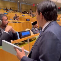 L’ambassadeur d’Israël auprès des Nations unies, Danny Danon, tente de remettre un terminal Starlink à un diplomate iranien, au siège de l’ONU à New York, le 24 septembre 2026. (Crédit : Capture d’écran/X/Danny Danon)