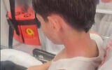 Le garçon chrétien arménien de neuf ans reçoit des soins dans une ambulance après avoir été agressé à Jérusalem pendant Yom Kippour, en septembre 2026. (Crédit : capture d’écran/X)