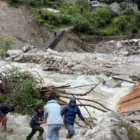 Des Népalais se tenant au milieu des dégâts causés par les glissements de terrain et les inondations dans le village de montagne de Samagaun, où des dizaines de touristes israéliens se sont retrouvés piégés, le 27 septembre 2026. Crédit : Passportcard)