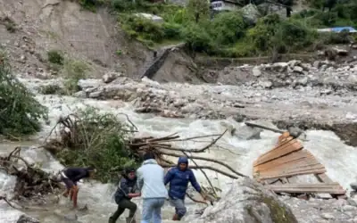 Des Népalais se tenant au milieu des dégâts causés par les glissements de terrain et les inondations dans le village de montagne de Samagaun, où des dizaines de touristes israéliens se sont retrouvés piégés, le 27 septembre 2026. Crédit : Passportcard)