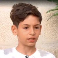 William, un garçon arménien chrétien de neuf ans originaire de Jérusalem, qui a été aspergé de gaz lacrymogène par un extrémiste juif à Yom Kippour, s'exprimant sur la Treizième chaîne, dans une interview diffusée le 26 septembre 2026. (Crédit : Capture d'écran)