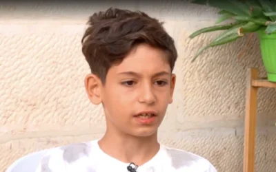 William, un garçon arménien chrétien de neuf ans originaire de Jérusalem, qui a été aspergé de gaz lacrymogène par un extrémiste juif à Yom Kippour, s'exprimant sur la Treizième chaîne, dans une interview diffusée le 26 septembre 2026. (Crédit : Capture d'écran)