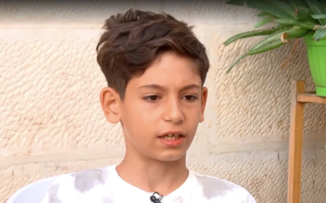 William, un garçon arménien chrétien de neuf ans originaire de Jérusalem, qui a été aspergé de gaz lacrymogène par un extrémiste juif à Yom Kippour, s'exprimant sur la Treizième chaîne, dans une interview diffusée le 26 septembre 2026. (Crédit : Capture d'écran)