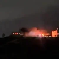 Des maisons situées à la périphérie du village palestinien de Jalud qui auraient été incendiées par des résidents d'implantation le 29 septembre 2026. (Crédit : Capture d'écran/X)
